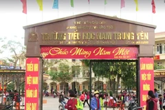 Trường tiểu học Nam Trung Yên nơi xảy ra vụ xe taxi chở Hiệu trưởng đâm gãy chân học sinh (Ảnh: VNews) 