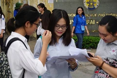 Các thí sinh thở phào vì đề môn Tiếng Anh vừa sức (Ảnh: Võ Phương/Vietnam+) 