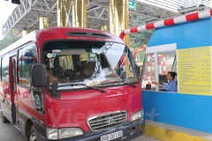 Phương tiện trả giá vé đường bộ qua trạm phí BOT. (Ảnh: Việt Hùng/Vietnam+) 