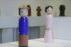 Khi búp bê truyền thống Nhật Bản mặc áo dài, áo bà ba Việt Nam. (Ảnh: Minh Anh/Vietnam+)