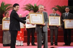 Nhà biên kịch Hoàng Tích Chỉ nhận giải thưởng Hồ Chí Minh về văn học nghệ thuật năm 2012. (Ảnh: Thể thao và văn hóa)