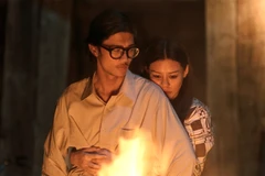 Danh ca Khánh Ly khẳng định không ôm Trịnh Công Sơn khi ông buồn như cảnh trong phim ''Em và Trịnh''. (Ảnh: Galaxy)