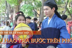 Tự hào diện áo cổ phục, thả bước trên phố đi bộ Hồ Gươm. (Ảnh: Minh Anh/Vietnam+)