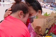 VĐV người dân tộc Thái cảm xúc vỡ oà khi phá kỷ lục ném lao nữ. (Ảnh: PV/Vietnam+)