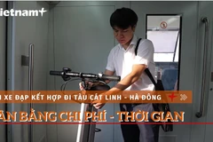 Người dân tìm cách cân bằng thời gian, chi phí khi đi tàu trên cao. (Ảnh: Hoàng Đạt/Vietnam+)