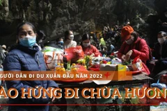 Người dân phấn khởi đi chùa Hương trong ngày đầu mở cửa chính thức. (Ảnh: Hoàng Đạt/Vietnam+)