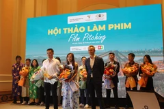 Tác giả giải nhì Đoàn Tất Đạt (áo trắng) và Ngân Zeta (giữa ảnh) chụp ảnh lưu niệm. (Ảnh: Minh Anh/Vietnam+)