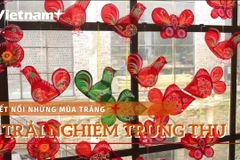 Các bé cùng cha mẹ trải nghiệm mùa Trăng Trung Thu xưa và nay. (Ảnh: Minh Anh/Vietnam+)