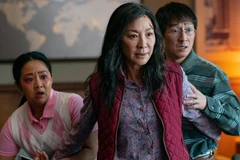 Quan Kế Huy cùng Dương Tử Quỳnh (giữa) và Stephanie Hsu trong ''Everything everywhere all at once'' - bộ phim độc lập gây sốt thời gian gần đây. (Ảnh: A24)