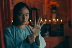 Một cảnh trong ''Chuyện ma gần nhà,'' bộ phim khai thác nhiều yếu tố tâm linh. (Ảnh: ĐPCC)