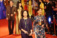 Nghệ sỹ nhân dân Như Quỳnh và Nghệ sỹ nhân dân Lê Khanh trên thảm đỏ HANIFF lần thứ 5, tổ chức năm 2016. (Ảnh: TTXVN) 