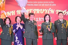 Trung tướng-Anh hùng lực lượng vũ trang nhân dân Phạm Tuân (giữa) cùng Hiệu trưởng trường Trung học cơ sở Ngô Sĩ Liên - bà Phạm Thu Hà và các cựu chiến binh quận Hoàn Kiếm, phường Hàm Long. (Ảnh: Minh Anh/Vietnam+)