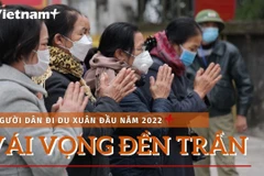 Người dân vẫn hành hương đền Trần dù không có hội khai ấn. (Ảnh: Hoàng Đạt/Vietnam+)