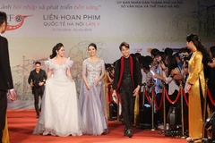 Dàn sao sải bước trên thảm đỏ trong Liên hoan Phim quốc tế Hà Nội lần V. (Ảnh: Báo Thể thao và Văn hóa)