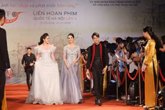 Dàn sao sải bước trên thảm đỏ trong Liên hoan Phim quốc tế Hà Nội lần V. (Ảnh: Báo Thể thao và Văn hóa)