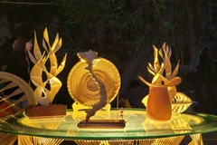 Một số sản phẩm từ tre, trúc tại không gian trưng bày ven Hồ Gươm. (Ảnh: Minh Anh/Vietnam+)