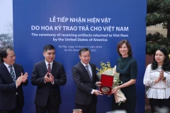Đại diện của Bảo tàng Lịch sử Quốc gia, Cục Hợp tác Quốc tế và Bộ Văn hóa, Thể thao và Du lịch cùng Tham tán Văn hóa thông tin của Đại sứ quán Mỹ tại Việt Nam trong buổi lễ tiếp nhận. (Ảnh: Minh Quyết/TTXVN)