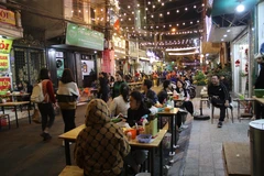 Tối ngày 23/12, Khu phố ẩm thực-đi bộ Đảo Ngọc-Ngũ Xã tại quận Ba Đình (Hà Nội) đã bắt đầu đi vào hoạt động. (Ảnh: Minh Anh/Vietnam+)