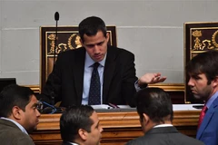 Ông Juan Guaido (giữa), thủ lĩnh phe đối lập, Chủ tịch của Quốc hội Venezuela do phe đối lập kiểm soát, phát biểu trong một phiên họp Quốc hội tại Caracas ngày 29/1/2019. (Ảnh: AFP/ TTXVN)