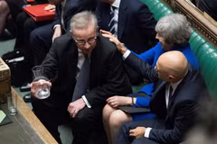 Thủ tướng Anh Theresa May (thứ 2, phải) cùng các thành viên Chính phủ tại phiên bỏ phiếu tín nhiệm của Hạ viện ở London ngày 16/1/2019. (Ảnh: AFP/TTXVN)
