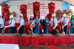 Các đại biểu thực hiện nghi thức khởi công dự án. (Ảnh: Công Mạo/TTXVN)