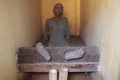 Các chiến sỹ cộng sản bị giam giữ ở xà liêm trong nhà đày Buôn Ma Thuột. (Ảnh: Phạm Cường/TTXVN)