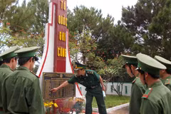 Giáo dục truyền thống của đơn vị cho chiến sĩ trẻ tại Đài tưởng niệm các Anh hùng liệt sĩ Đồn biên phòng Cửa khẩu Bu Prăng. (Ảnh: TTXVN phát)