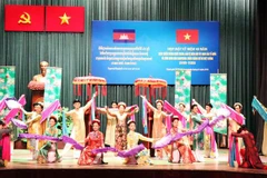 Chương trình biểu diễn văn nghệ tại buổi lễ. (Ảnh: Xuân Khu/TTXVN)