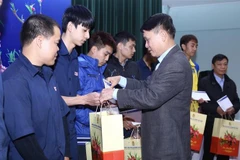 Ủy viên Trung ương Đảng, Bí thư Đảng ủy, Tổng giám đốc TTXVN Nguyễn Đức Lợi tặng quà cho 30 lao động của Công ty VINADATAXA có hoàn cảnh khó khăn. (Ảnh: Minh Quyết/TTXVN)