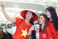 Cổ động viên Việt Nam hào hứng lên đường sang Dubai cổ vũ cho đội tuyển Việt Nam. (Ảnh: TTXVN phát)