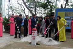 Các đại biểu cắm mốc giới Di tích Quốc gia đặc biệt - Danh thắng Ngũ Hành Sơn. (Ảnh: Nguyễn Sơn/TTXVN)