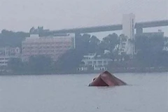 Vị trí tàu bị chìm ngay gần cầu Bãi Cháy. (Ảnh: TTXVN phát)