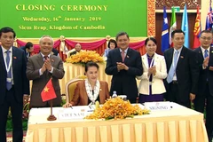 Chủ tịch Quốc hội Nguyễn Thị Kim Ngân ký Thông cáo chung của Hội nghị APPF-27. (Ảnh: Trọng Đức/TTXVN)