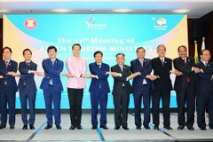 Lãnh đạo Bộ Du lịch các nước ASEAN chụp ảnh lưu niệm. (Ảnh: Văn Đức/TTXVN)