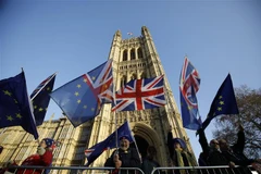 Những người phản đối Brexit mang cờ Anh và cờ Liên minh châu Âu bên ngoài tòa nhà Quốc hội Anh ở London ngày 11/12/2018. (Ảnh: AFP/TTXVN)