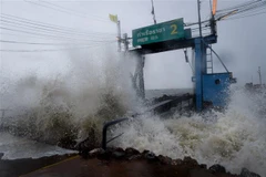 Sóng to và gió lớn sau khi bão Pabuk đổ bộ vào tỉnh Surat Thani, Thái Lan, ngày 4/1. (Ảnh: AFP/TTXVN)
