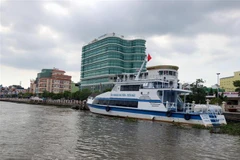 Tàu cao tốc đưa du khách từ thành phố Hà Tiên ra quần đảo Hải Tặc, xã Tiên Hải. (Ảnh: Lê Huy Hải/TTXVN)