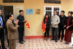 Đại diện Ban biên tập tin Kinh tế - TTXVN và Ngân hàng Viettinbank thực hiện nghi thức bàn giao công trình nhà công năng tại điểm trường Tiểu học thôn Hoàng Lâu, xã Trung Yên, huyện Sơn Dương, tỉnh Tuyên Quang. (Ảnh: Quang Cường/TTXVN)