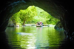 Du khách trong nước và quốc tế du thuyền thăm quan khu du lịch sinh thái Tràng An. (Ảnh: TTXVN)