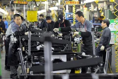 Công nhân làm việc tại một phân xưởng nhà máy sản xuất ôtô Ssangyong ở Pyeongtaek, Hàn Quốc. (Nguồn: AFP/TTXVN)