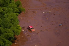 Bùn đất từ hồ chứa tràn xuống, nhấn chìm khu vực dân cư ở Brumadinho, bang Minas Gerais, Brazil sau vụ vỡ đập, ngày 25/1/2019. (Ảnh: THX/TTXVN)