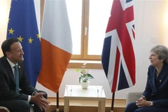 Thủ tướng Ireland Leo Varadkar (trái) trong cuộc gặp Thủ tướng Anh Theresa May bên lề Hội nghị thượng đỉnh EU về Brexit tại Brussels, Bỉ, ngày 28/6/2018. (Ảnh: THX/TTXVN)