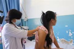 Một thai phụ mắc bệnh sởi đang điều trị tại Bệnh viện Bệnh Nhiệt đới Thành phố Hồ Chí Minh. (Ảnh: Đinh Hằng/TTXVN)