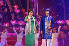 Nghệ sỹ Nhân dân Lệ Thủy và nghệ sỹ Ưu tú Minh Vương biểu diễn tại chương trình. (Ảnh: Gia Thuận/TTXVN)