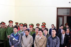 Các bị cáo tại phiên tòa xét xử sơ thẩm. (Ảnh: Thanh Hải/TTXVN)