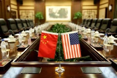 Quốc kỳ Trung Quốc (trái) và quốc kỳ Mỹ tại một hội nghị. (Ảnh: Reuters/TTXVN)