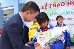 Lễ trao học bổng “Đọt chuối non” cho các em học sinh. (Ảnh: Dư Toán/TTXVN)