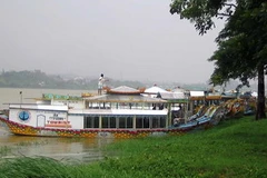 Neo đậu tàu thuyền rồng ca Huế trên sông Hương để tránh bão. (Ảnh: Quốc Việt/TTXVN).