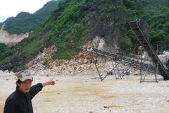 Việc nổ mìn, phá đá đã biến một thắng cảnh đẹp nhất Hà Nam thành một đại công trường. (ảnh: Hồng Ninh) 