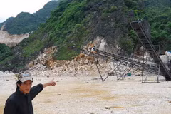 Việc nổ mìn, phá đá đã biến một thắng cảnh đẹp nhất Hà Nam thành một đại công trường. (ảnh: Hồng Ninh) 